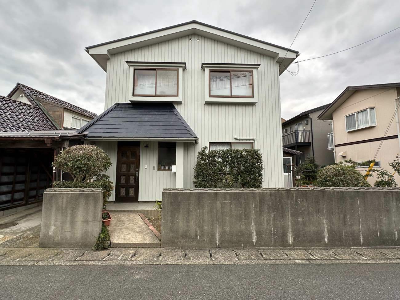 外壁塗装・板金工事 | 鳥取県鳥取市の屋根工事・住宅リフォーム | 株式会社ベルセーヌ「あっと。ホーム」